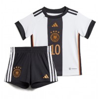 Tyskland Serge Gnabry #10 Hjemmedraktsett Barn VM 2022 Kortermet (+ Korte bukser)
